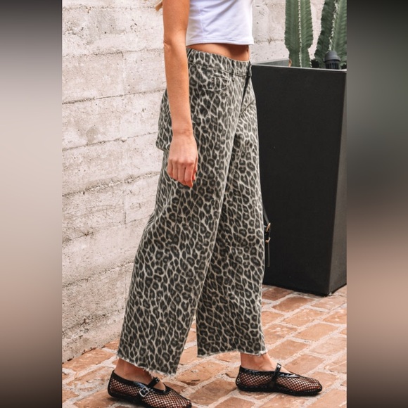 1150. Leopard print wide leg raw hem denim - Picture 3 of 4